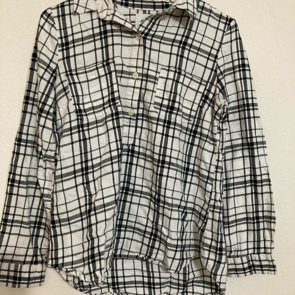 Black plaid long sleeve with 2 front pockets